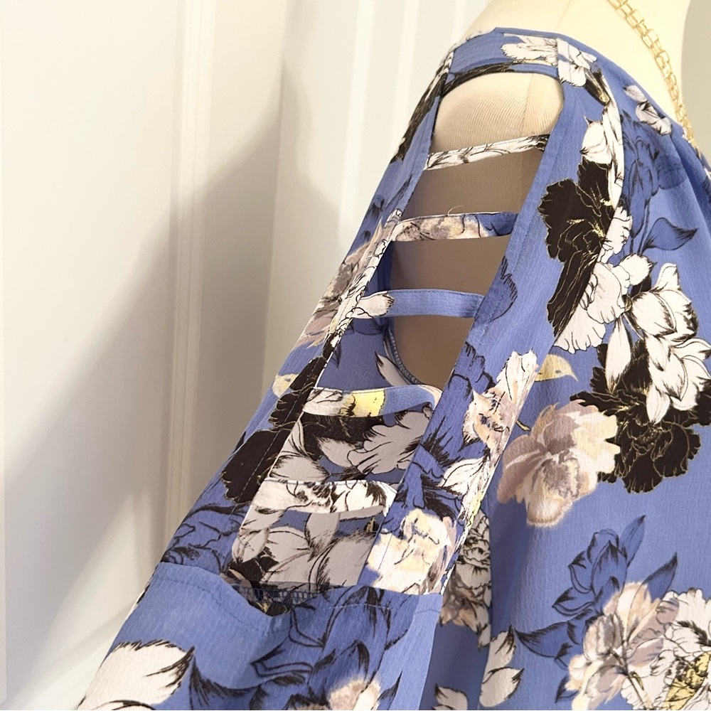 JLO Blue Floral Open Sleeve Top, Size S - Picture 2 of 4